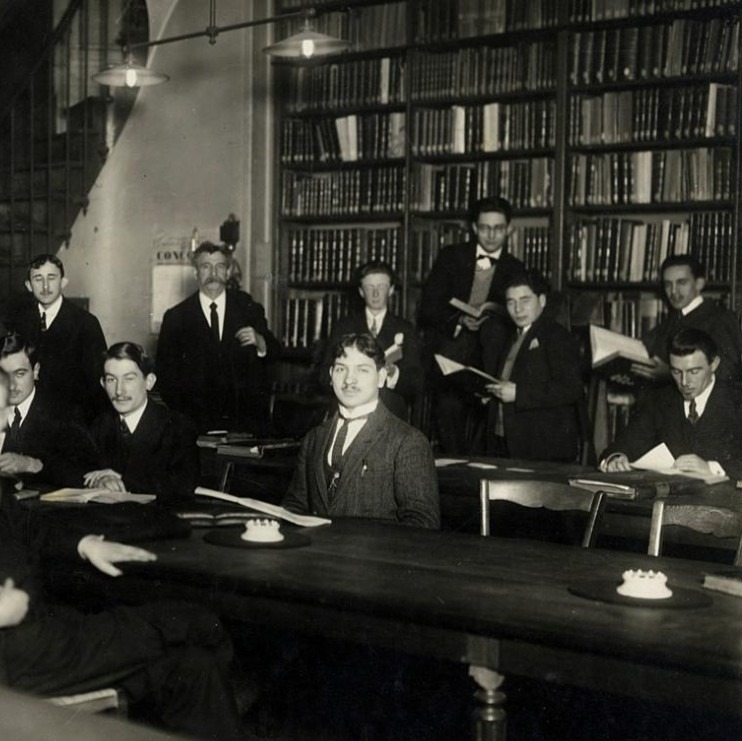 Des élèves dans la bibliothèque de l’École des chartes